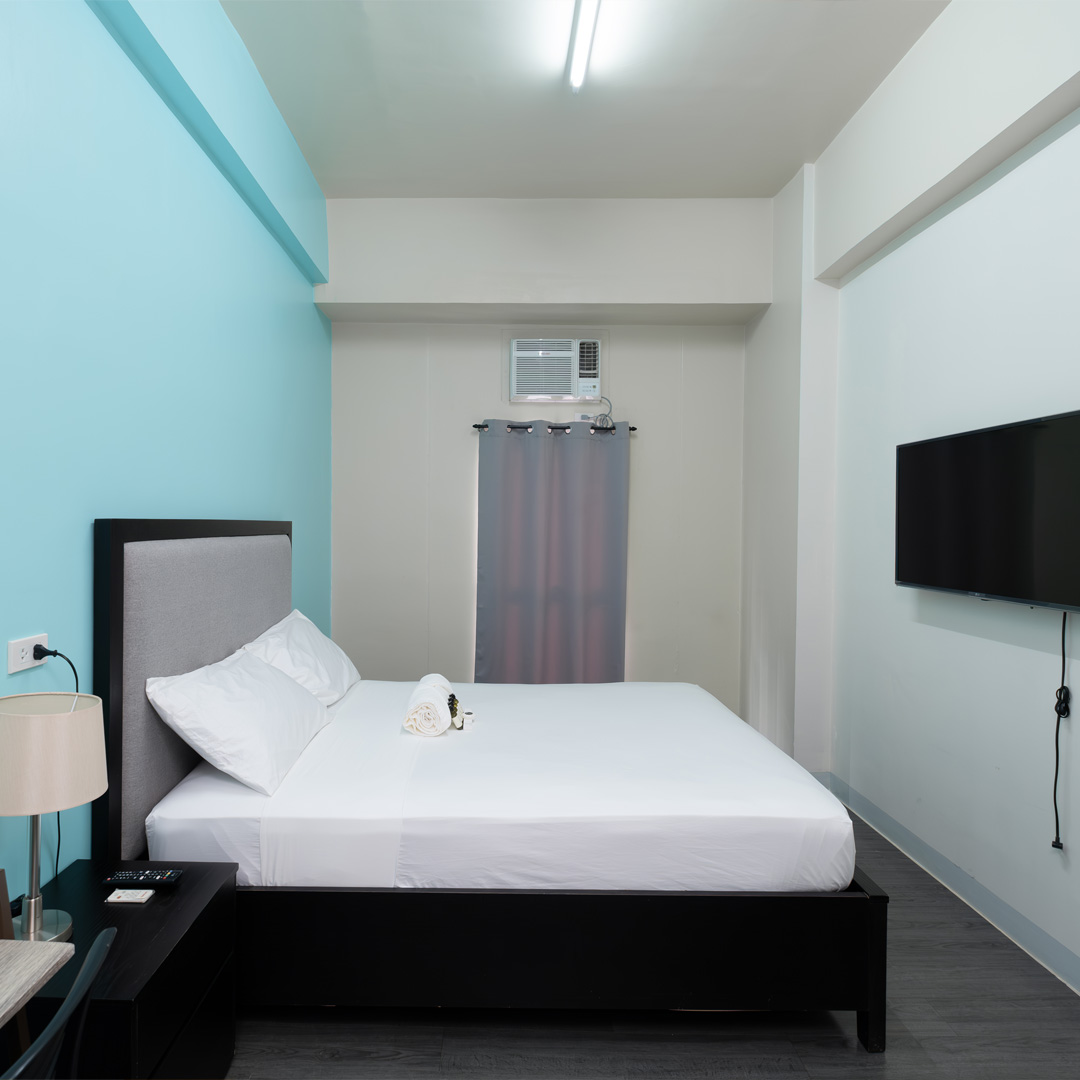 Queen bed room